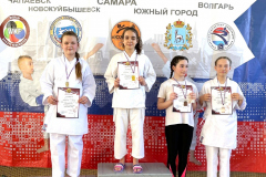 В-центре-Арина-Жиляева-справа-Софья-Вдовина-1