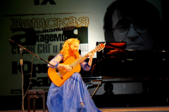 Яна Мельникова на сцене ДК им. Чапаева